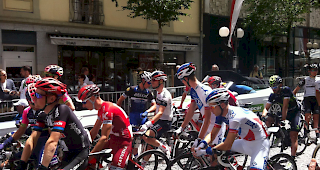Der Rennfahrer starteten um 13.40 Uhr in Brig
