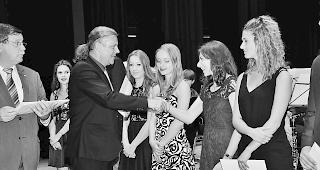 Geschafft. Bildungsminister Oskar Freysinger gratuliert einer Maturandin zu den bestandenen Pr&uuml;fungen. 