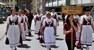 Die gemischte Jodlergruppe B&auml;rgarve - hier beim Umzug durch die Belalpstrasse - hat das Walliser Jodlertreffen organisiert.