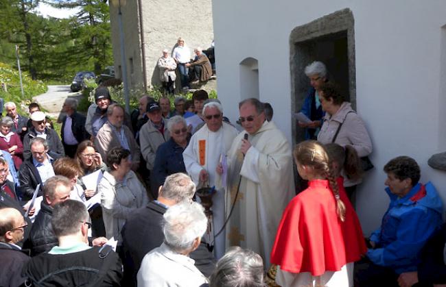 Die Pfarrherren Herbert Heiss und André Seiler nahmen die Einsegnung der restaurierten Eggen-Kapelle vor.