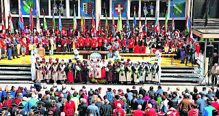 F&uuml;rs Bilderbuch. Farbenpr&auml;chtige Kulisse beim Festakt vor dem Schulhaus. Der TPV &laquo;Triftalp&raquo;, Saas-Grund, hat sich zwei Jahre auf die Austragung des 75. Verbandsfestes vorbereitet.  