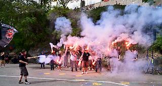 Meisterfeier. Der Fanklub &laquo;Litterna Lions&raquo; feierte den Meistertitel des EHC Visp vor zwei Jahren mit Pyros.
