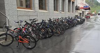 Der Veloabstellplatz beim Bahnhof Zermatt.