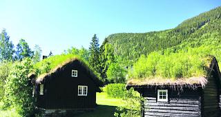 Nord und S&uuml;d. Der mannsgrosse Botafumeiro in Santiago de Compostela (links). Im Baustil spiegelt sich die Naturverbundenheit der Norweger wider.  