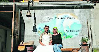 Angekommen. Gabriel und Daniela vor dem Keller, wo die K&auml;serei Blumatt ihre Produkte lagert und auch verkauft.  