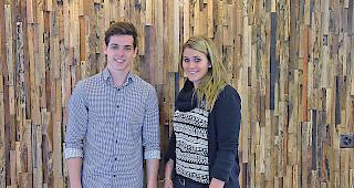 Lernender Luca Kuonen und Ausbildnerin Samira Bumann.