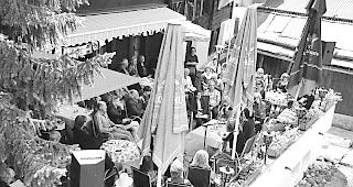 Literatur im Freien. Auftakt-Lesung mit Anita Siegfried auf der Terrasse des Restaurants Alpina.  