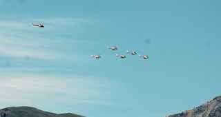 Die spanischen Armeeheli der Patrulla ASPA in Begleitung einer Air-Zermatt-Maschine hoch am Walliser Himmel &uuml;ber Visp in Richtung Matterhorn.