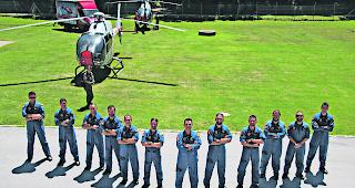 Flieger-Asse. Die Piloten der Patrulla ASPA posieren noch schnell vor dem Flug &uuml;bers Matterhorn. In der Mitte: Chefpilot Pablo Moran. 