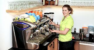 Snowboard-Olympiasiegerin Patrizia Kummer an der Kaffeemaschine. Schauen Sie das Video auf 1815.ch/Rhonezeitung.