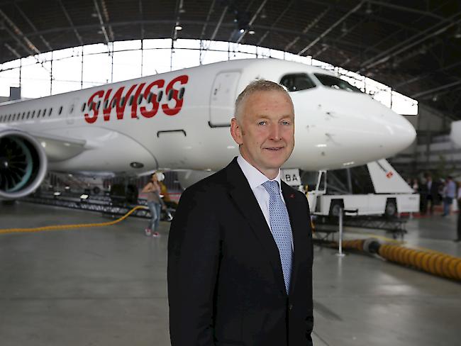 Swiss-Chef Thomas Klühr posiert vor dem neuen Bombardier-C-Series-Flugzeug seiner Fluggesellschaft.