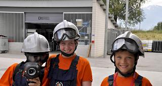 Benjamin Fux, Noe Noti und Noah Lengen (von links) vor ihrem Einsatz beim Absuchen im Brandhaus.