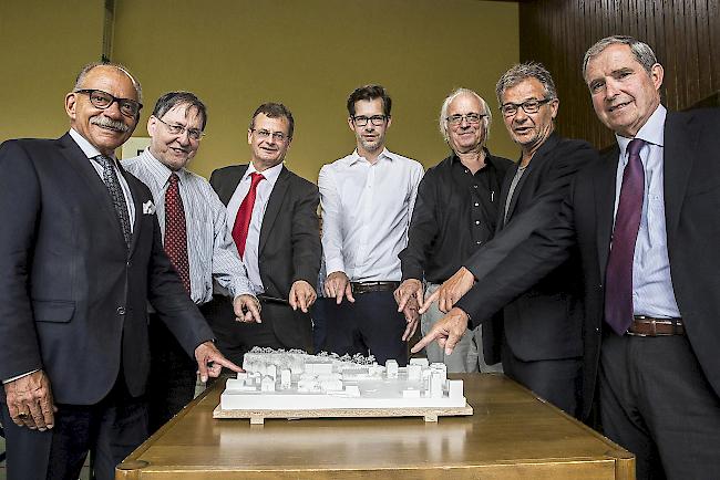 Der Architekturwettbewerb für den neuen Campus der FernUni Schweiz und der Fernfachhochschule Schweiz ist entschieden (v.l.): Louis Ursprung, Stadtpräsident Brig-Glis; Dr. Hans Widmer, Präsident Fernfachhochschule Schweiz; Stefan Bumann, Dienstchef Dienststelle für Hochschulwesen; Markus Schietsch, Sieger des Architekturwettbewerbs; Hans Ritz, alt Stadtarchitekt Brig-Glis und Fachpreisrichter mit Stimmrecht; Anton Ruppen, Adjunkt des Kantonsarchitekten und Präsident des Preisgerichtes und Wilhelm Schnyder, Präsident FernUni Schweiz