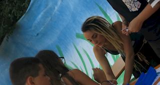 Jugendliche und Erwachsene in der Begegnungszone der Jugendarbeitsstelle Visp.