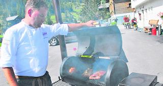 Heisses Eisen. Mit Grill- und Feuerboxdeckel kann die Intensit&auml;t des Rauchgeschmacks reguliert werden. 