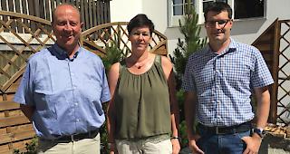 Von links: Roger Kalbermatten (Gemeindepräsident), Sandra Kalbermatten (Gemeinderichterin) und Markus Supersaxo (Gemeinderatskandidat).