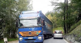 Die Gemeinde Zermatt will auf der Strasse T&auml;sch&ndash;Zermatt k&uuml;nftig sicherere Man&ouml;ver.