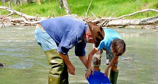 Rolf Gruber gibt Anweisungen zum richtigen Goldsch&uuml;rfen.