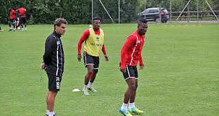 Trainer Didier Tholot (l) beobachtet das Training. &laquo;Wir haben viel Qualit&auml;t und Erfahrung gewonnen, das wollen wir ausn&uuml;tzen.&raquo;