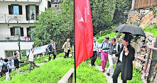 In einer Seilschaft. Mark Twain (gespielt von Gabriel Zurbriggen) f&uuml;hrt die Feiergesellschaft den &laquo;Berg&raquo; empor. 