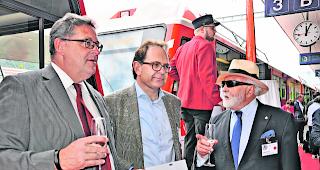 Ein Prosit kurz nach zw&ouml;lf. Zermatts Pr&auml;sident Christoph B&uuml;rgin, MGB-Chef Fernando Lehner und Daniel Lauber, langj&auml;hriger Verwaltungsrat der BVZ (von links). 