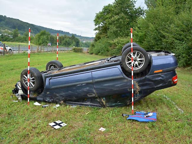 Bei einem Selbstunfall vom Sonntagmorgen ist ein Auto in Lausen BL auf dem Dach gelandet. Die zwei Insassen konnten sich selbstständig aus dem Wrack befreien.