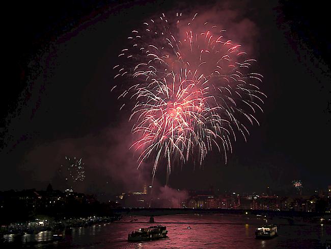 Zehntausende in Basel am Feuerwerk zum Schweizer Nationalfeiertag | 1815.ch