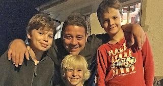 Leonardo Nigro mit Lucas Abgottspon (ganz rechts) und zwei weiteren &laquo;Schauspielkollegen&raquo;.