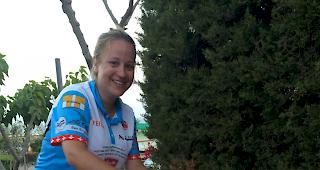 Petra Eyer, Dipl. Physiotherapeutin, k&uuml;mmert sich um die Fahrer.