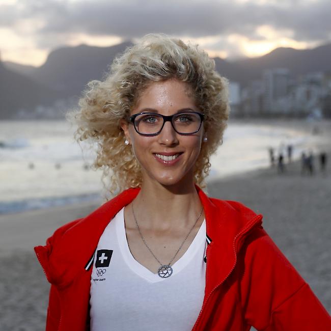 Jolanda Neff posiert am Strand von Ipanema