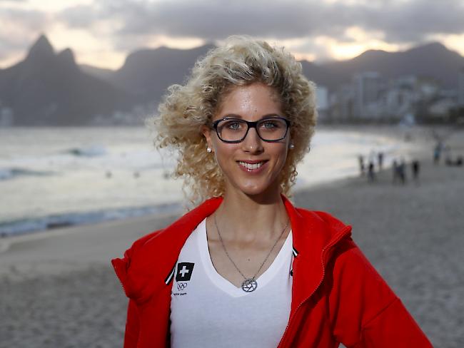 Jolanda Neff posiert am Strand von Ipanema