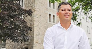 Der neue Schuldirektor Kilian Summermatter vor dem Ornavassoturm in Naters.