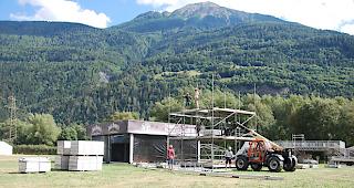 Die Aufbauarbeiten am Openair Gampel sind in vollem Gange.