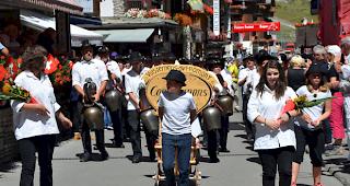 Interessante Einblicke in die Schweizer Kultur am Folklore Festival in Zermatt.