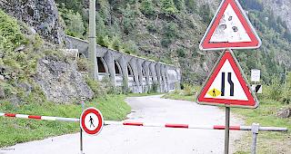 Gesperrt. Die &laquo;alte Talstrasse&raquo; zwischen Steg und Goppenstein ist unterbrochen.