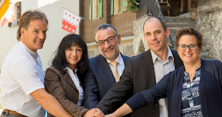 Die KandidatInnen der SVP St. Niklaus (von links): Kusi Sarbach, Marseline Gruber, Paul Biffiger (Vizepräsident), Patric Schnidrig (Richter) und Daniela Pollinger (Gemeinderat neu).