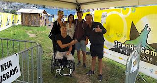 Der erste Gast wird von Aldo Rotzer persönlcih begrüsst. Die Gruppe kommt extra aus der Deutschschweiz ans Gampel.