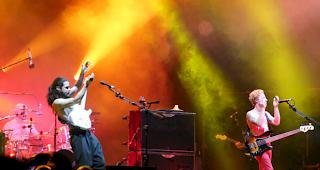 «Biffy Clyro» heizen dem Gampjer Publikum ein.