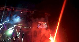 Fackelhoch. Am Konzert der Band K.I.Z wurden im Publikum Pyros gezündet.