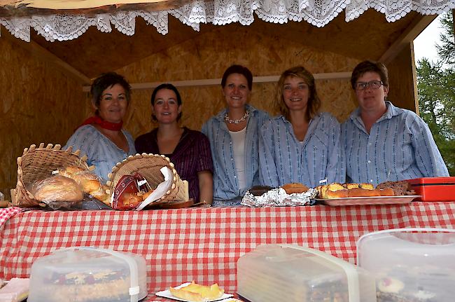 Passioniert verkaufen Damen des Frauen- und Müttervereins ihr Gebäck am 7. Moosalp Markt.