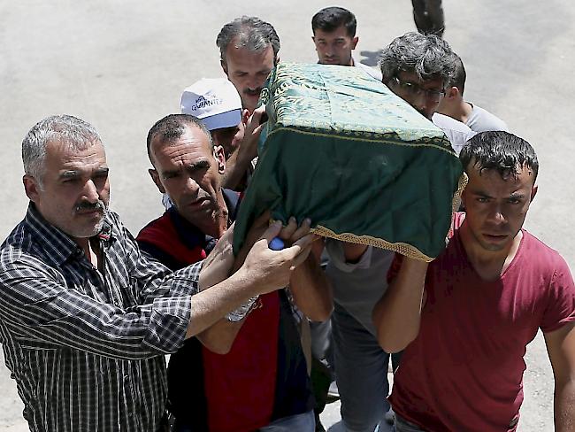 Ein Kindersarg wird durch die Strassen von Gaziantep getragen. Unter den mehr als 50 Todesopfern des Selbstmordanschlages auf eine Hochzeit im kurdischen Viertel der Millionenstadt waren sogar Babys.