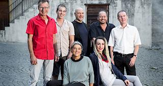 Sitzend (von links): Laetitia Heinzmann Bellwald, Enya Pfammatter; stehend (von links): Bendicht Bay
Mengis, Jonathan Erpen, Adrian Streun, Gilbert Truffer-Dias und Thomas Antonietti.