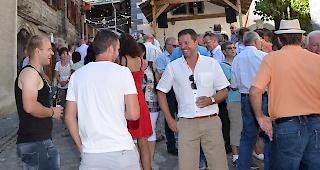 Lebendige Stimmung im alten Dorfteil von Stalden.