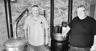 Beschwingt. Gemeindepr&auml;sident Urs Kuonen (links) und Burgerpr&auml;sident Harald Glenz &uuml;bten sich im Schnapsbrennen. Das sorgte f&uuml;r viel gute Laune. 