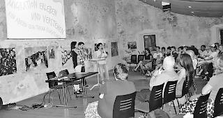 Reges Interesse. Staatsr&auml;tin Esther Waeber-Kalbermatten, Moderator Lukas Schnyder und Sabine Salemink vom Roten Kreuz (stehend von links) am Freitagabend im Schloss Leuk: Rund 70 Leute liessen sich &uuml;ber Migration und Asylfragen orientieren. 