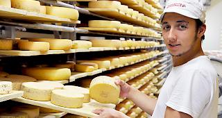 Milchtechnologe Lars Zenh&auml;usern im Keller der Augstbordk&auml;serei in Turtmann.