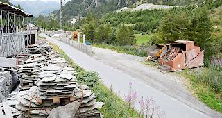 Die Lagerpl&auml;tze auf beiden Strassenseiten im Zermatter Gebiet &laquo;Zum Biel&raquo; werden nur noch auf Zusehen hin geduldet.