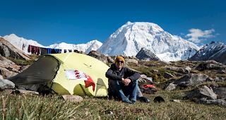 Im Basecamp. Sebastian Briw hisst Flagge.