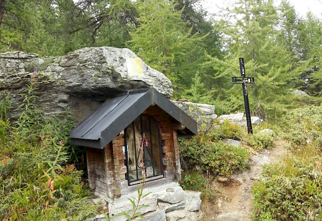 Wegkreuz oberhalb Ergisch-Tschorr. Die Waldbrandgefahr im Wallis ist vorerst entschärft.