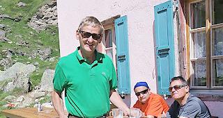 Hugo Biner beim Bewirten von durstigen Bergwanderern aus der ganzen Welt.